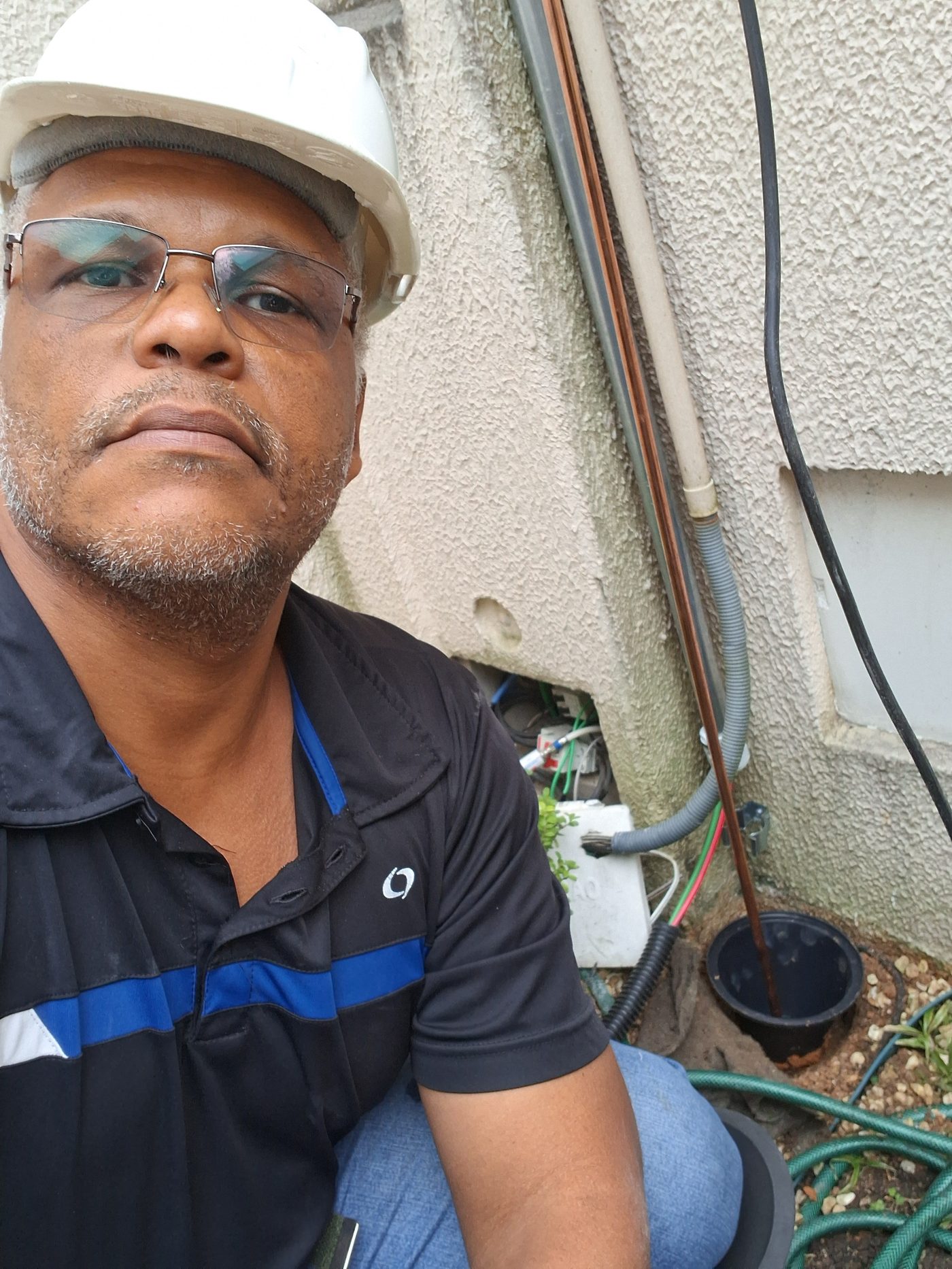 Equipe MR Elétrica em serviço